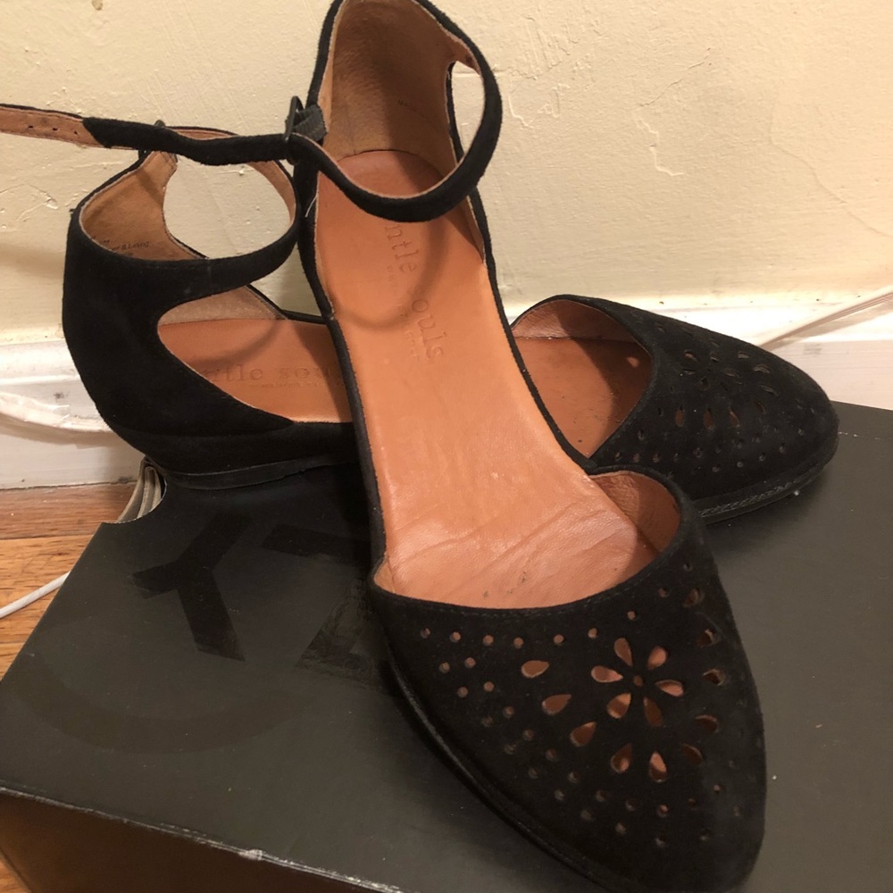 Gentle Souls by Kenneth Cole. Super comfy!